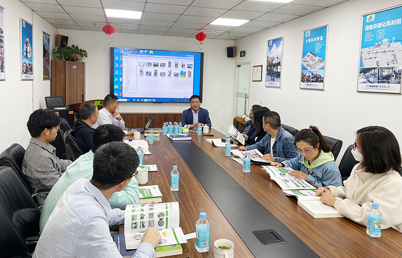 華中科技大學、中南大學一行蒞臨德森生產(chǎn)基地考察調(diào)研.jpg