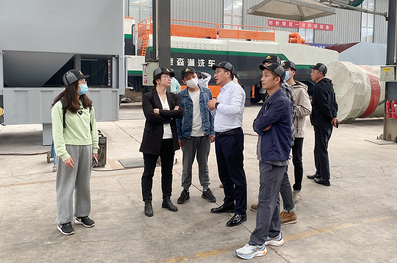 華中科技大學、中南大學一行蒞臨德森生產(chǎn)基地考察調(diào)研